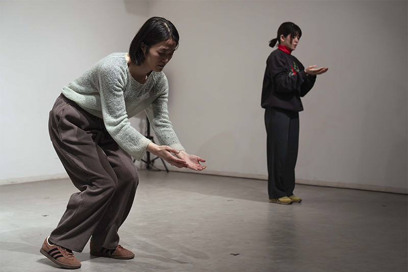 『皿の上の見えない人間』（2026）