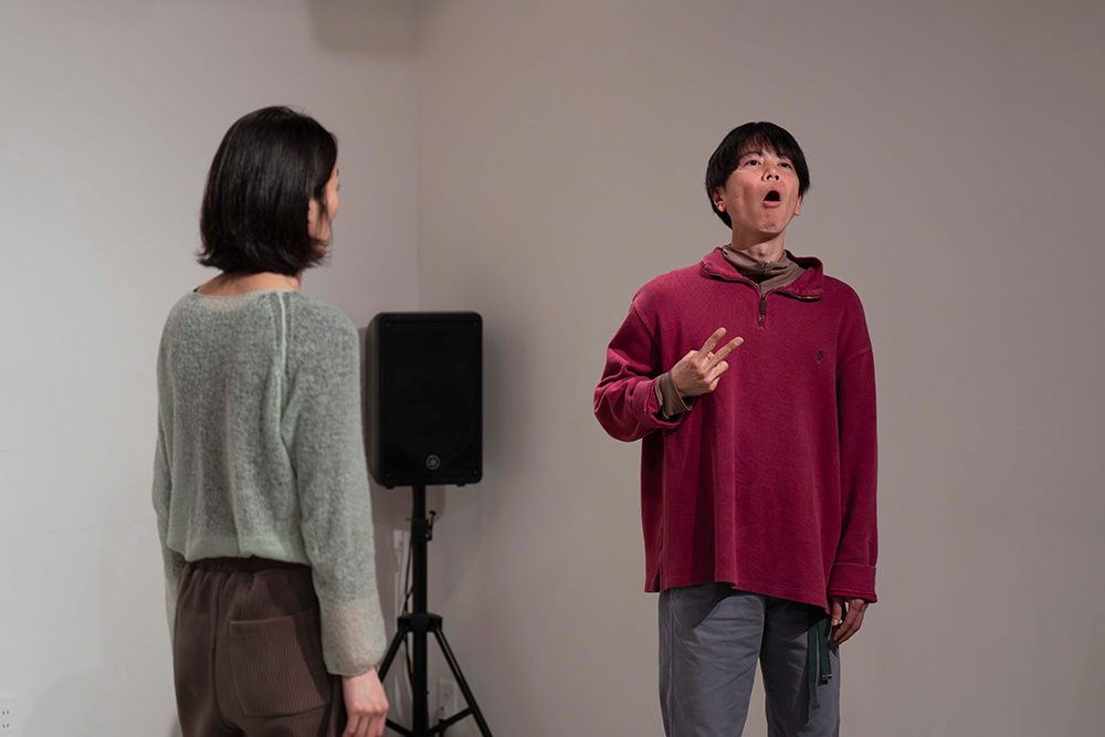 『皿の上の見えない人間』（2026）