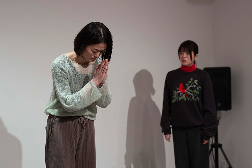 『皿の上の見えない人間』（2026）