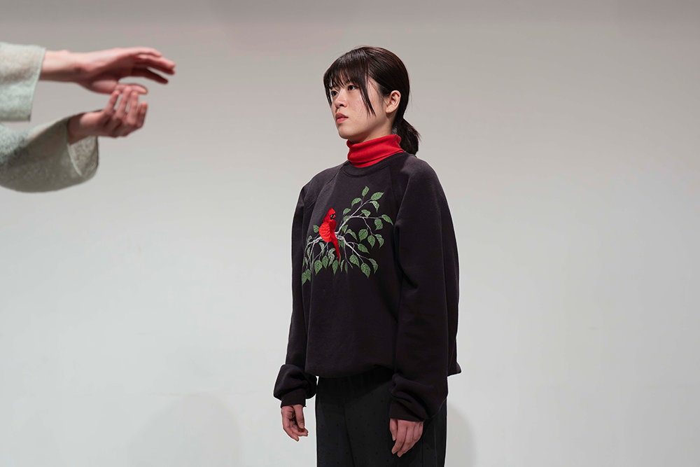 『皿の上の見えない人間』（2026）