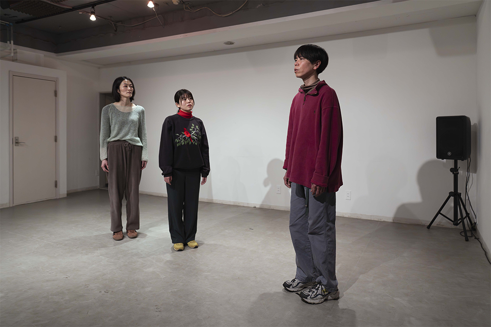 『皿の上の見えない人間』（2026）